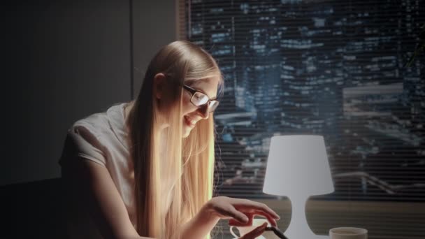 Schöne Geschäftsfrau mit Brille, die etwas auf dem Smartphone zeigt — Stockvideo