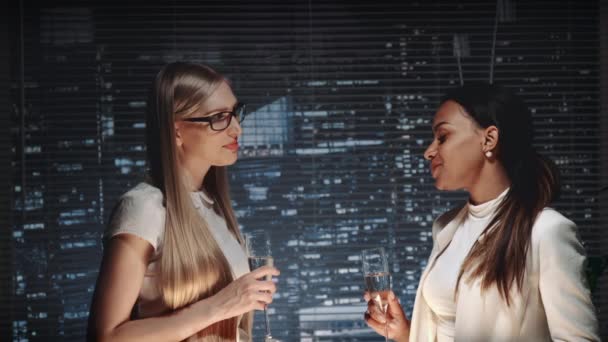 Mulheres de negócios multirraciais comemorando o sucesso da empresa e fazendo vivas — Vídeo de Stock