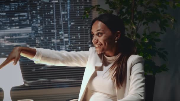 Close-up van African American Business Lady toont haar verlovingsring aan de collega — Stockvideo