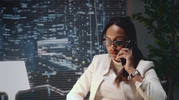 Primer plano de la dama de negocios multirracial hablando por teléfono inteligente — Vídeo de stock