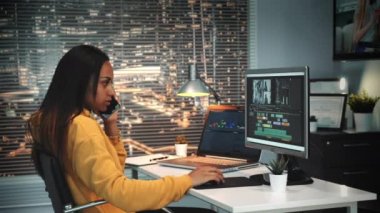 Çok ırklı video ve ses düzenleyicisi akıllı telefon ve montaj videosu ile birileriyle konuşuyor