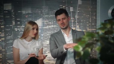 Ofis TV ekranında izlerken video projesi tartışmak video editörleri orta yakın çekim