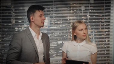 Yeni video taslağı ile memnun olan yönetici ve video düzenleyicinin yakın çekim ve devamlılığını imzalama