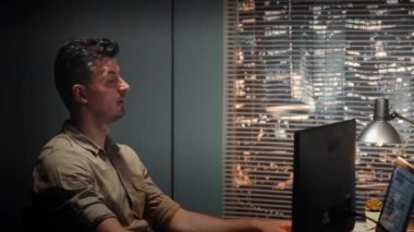 Bilgisayar destekli tasarım ile yapılan 3D bileşen tasarımı hakkında biriyle konuşan yetenekli mühendis