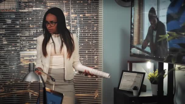 Zwarte vrouwelijke regisseur scheuren zakelijke contract na bekeken video op groot scherm — Stockvideo