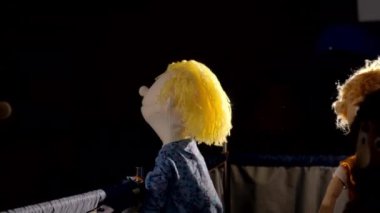 Kukla tiyatrosu: sahnelerin altında saklanan bebekler