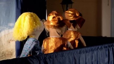 Kukla tiyatrosu gösterisi sırasında bebek karakterleri değiştirme