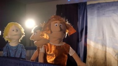 Gösteri sırasında kukla Romalı askerler ve diğer karakterler