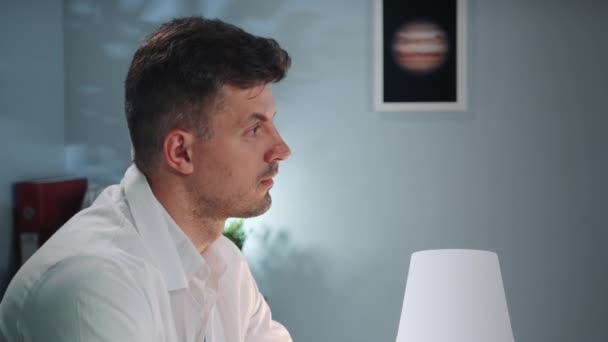 Boční pohled na pohledného doktora v bílém plášti, který poslouchá pacienta — Stock video