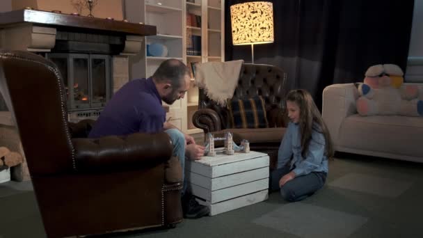 Familie tijd: Papa spelen met dochter maken van 3D model van brug — Stockvideo