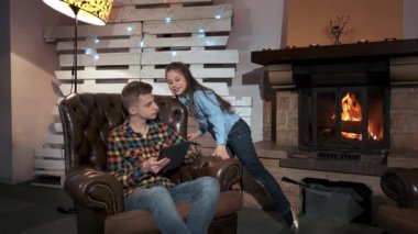 Genç kız kardeşinden tablet ekranını saklıyor.