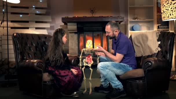 Pappa berättar för sin dotter om revbenens funktion i människans skelett — Stockvideo