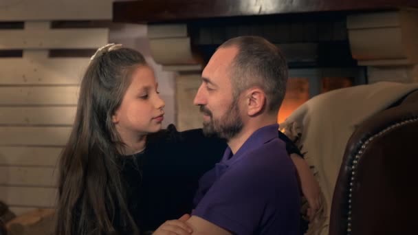 Schöne Tochter spricht mit ihrem Papa, der zu Hause auf seinen Knien sitzt — Stockvideo