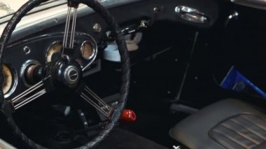 Direksiyon simidi ile retro otomobilin iç iç panning çekim