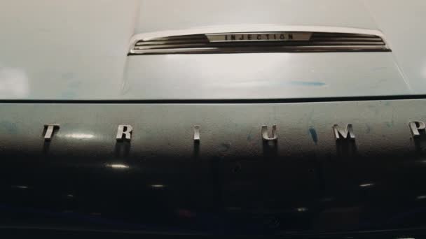 Close-up de capuz de carro retro com ícone Triumph — Vídeo de Stock