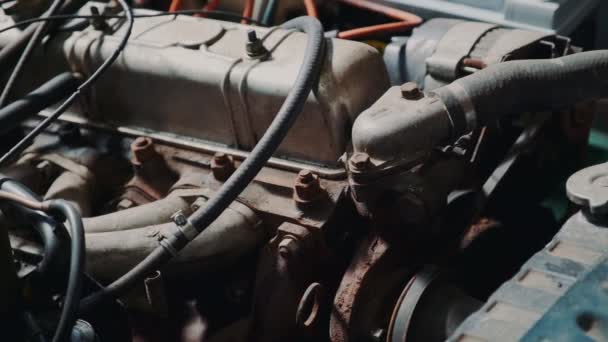 Крупним планом відсік двигуна автомобіля — стокове відео