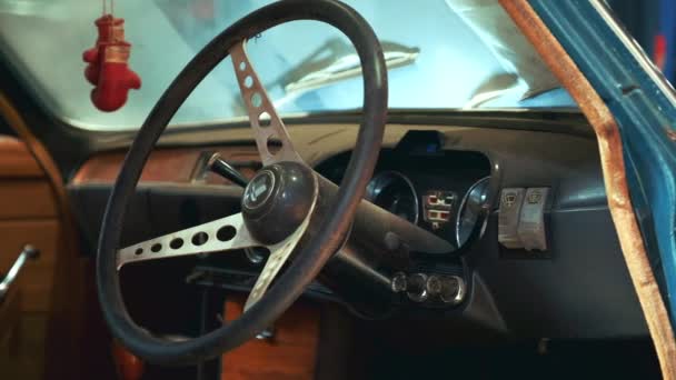 Знімальний постріл з керма старого автомобіля Triumph. — стокове відео