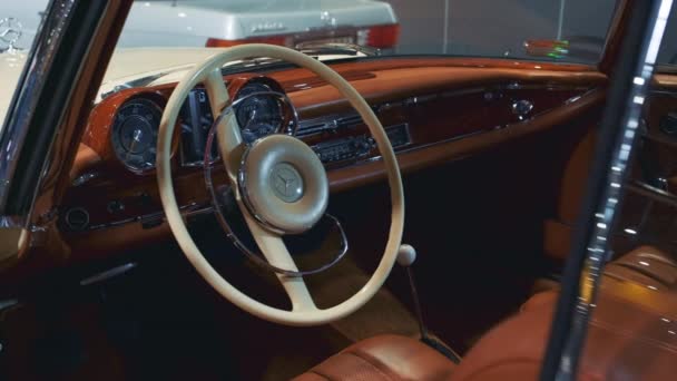 Intérieur de voiture vintage : tableau de bord brun brillant, sièges en cuir et volant de lait — Video