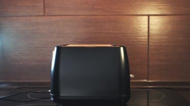 Tost makinesinden fırlayan ekmek.