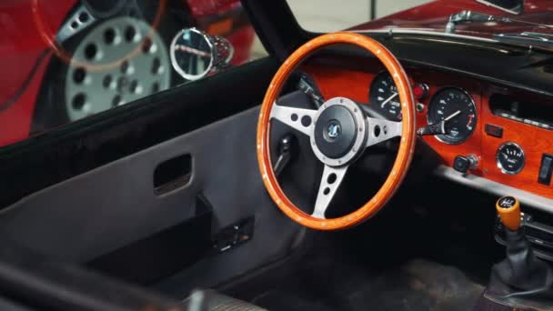 Vista de elementos interiores de madeira de carro retro — Vídeo de Stock