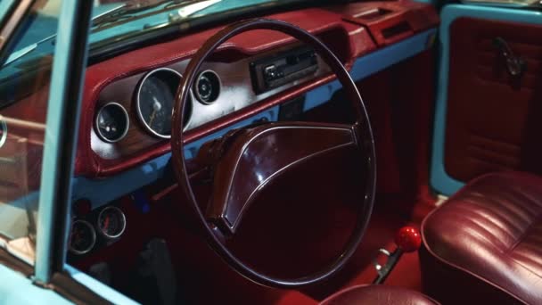Bordeaux interieur van vintage auto — Stockvideo