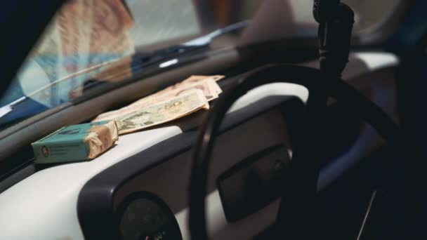 Régi pénz és dohánytermék a retro autó műszerfalán — Stock videók