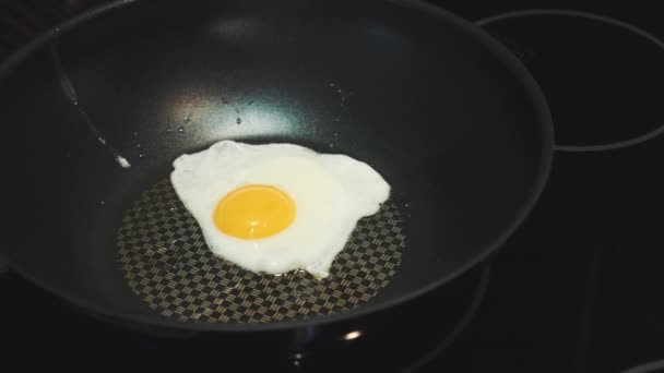 Close-up de ovo de cozinha em uma frigideira — Vídeo de Stock