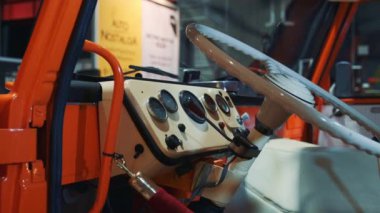 Retro araba gösterge paneli ve süt renginde direksiyon