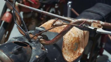 Paslı eski motosiklet manzarası