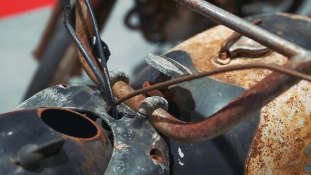 Vista de la antigua moto oxidada — Vídeos de Stock