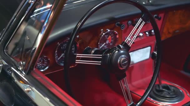Червоний інтер "єр старого старовинного автомобіля. — стокове відео