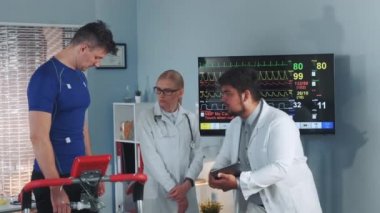 Multriracial kardiyolog atlet her elektrod tarafından gönderilen veri sinyalleri kontrol