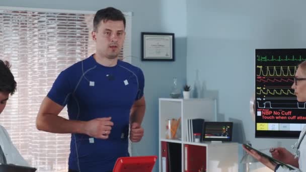 Спортсмен припиняє стресові тести через погане самопочуття — стокове відео