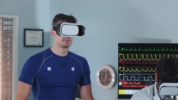 Κοντινό κομμάτι του αθλητή σε VR γυαλιά περπατήματος στην πίστα αγώνων κατά τη διάρκεια της προσομοίωσης άγχους — Αρχείο Βίντεο