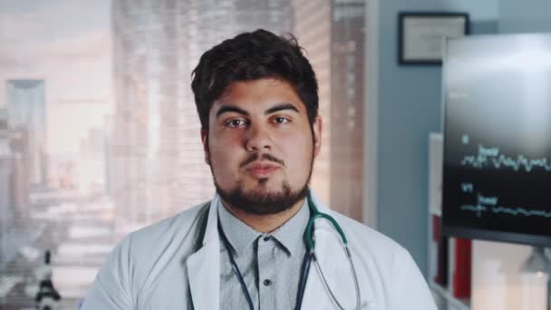 Laboratuvar önlüklü ve steteskoplu çok ırklı doktorların yakın çekimi bir şeyler anlatıyor. — Stok video