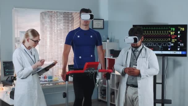Scientific sports lab: doctor and athlete making test in VR glasses — Stock Video