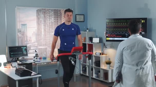 Cargiologist najbliższych do monitorowania sportowców stres badania na bieżni — Wideo stockowe