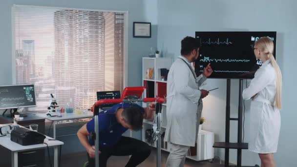 Médecins fournissant les premiers soins à l'athlète qui s'est soudainement senti mal et est tombé pendant le stress test — Video