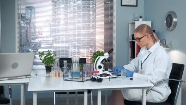 V laboratoři pro výzkum chemie-profesor žen provádí experimenty s organickými materiály — Stock video