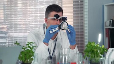 Büyük bir laboratuvar araştırmacısı taş yapısını inceliyor.