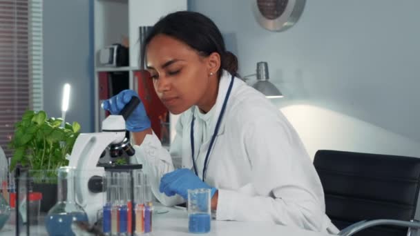 Científica negra investigando en laboratorio de química moderna — Vídeos de Stock