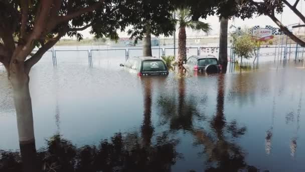 駐車場の道路で洪水車。ディープ・ウォーターズ。大雨の日の後に洪水自然。地球温暖化. — ストック動画