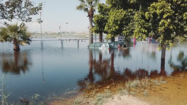Bilar nedsänkta i flodvatten. Avbildning av översvämningar efter en orkan. Lämplig för att visa förödelsen efter stormar — Stockvideo