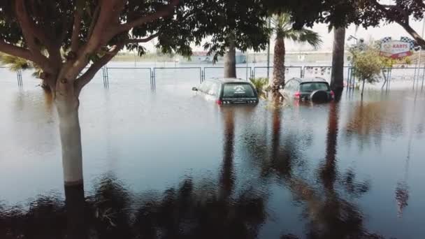 Elárasztott autók a parkolási út. Mély vizek. Árvíz természet után nehéz esős napon. A globális felmelegedés. Alicante, Spanyolország, szeptember 2019 — Stock videók