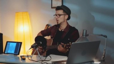 Gitarist enstrüman çalan arkadaşından memnun değil ve hatasını notalarda gösteriyor.