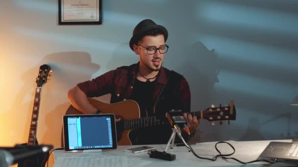 Guapo chico en sombrero de grabación de su nueva pista en el estudio en casa — Vídeos de Stock