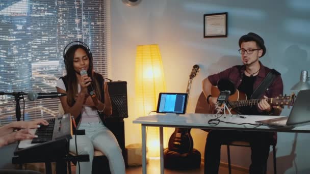 Piste d'enregistrement du groupe musical en home studio — Video