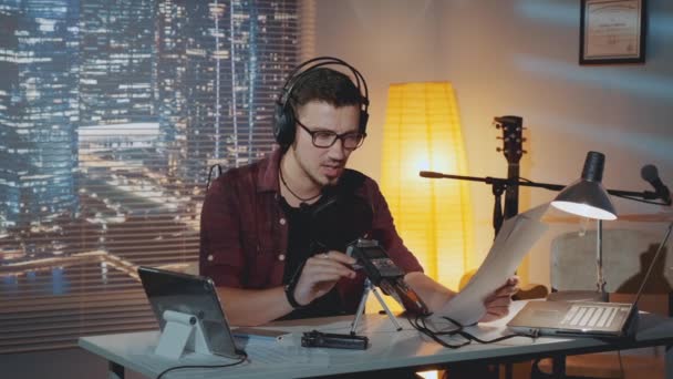 Ev kayıt stüdyosu: kulaklıklı hoparlör hikayeyi mikrofondan okuyor. — Stok video