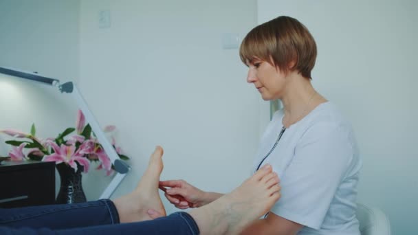 杖で足をマッサージする美容師 — ストック動画