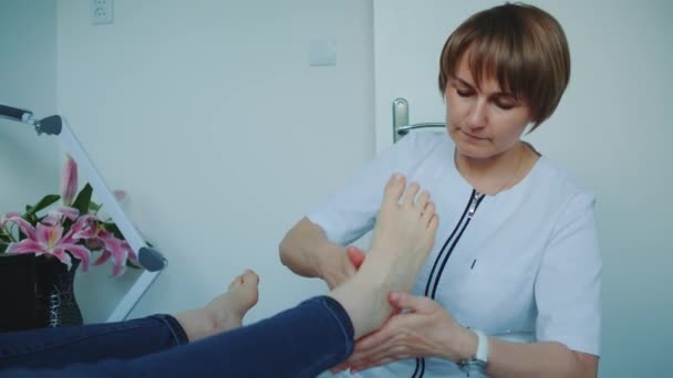 Массаж ног для женщин в салоне красоты — стоковое видео